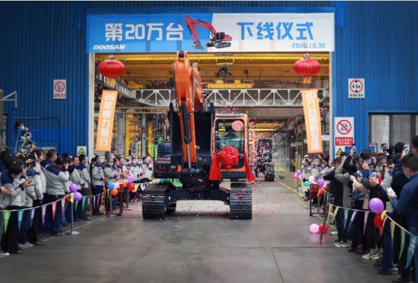 Doosan Infracore holds a ceremony last year to commemorate its breakthrough of 200,000 units in cumulative production of excavators in China. /Courtesy of Doosan Infracore