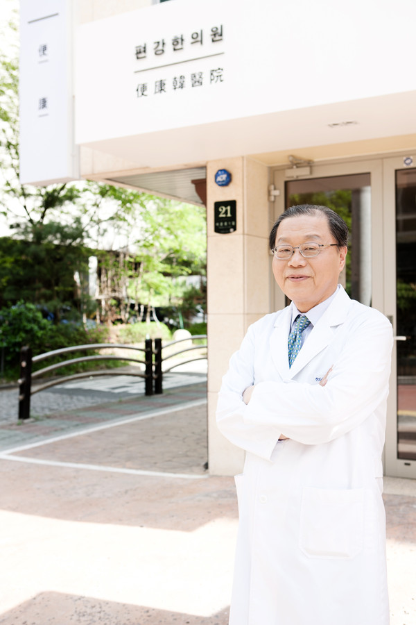 Director Seo Hyo-seok of the Pyunkang Korean Medicine Hospital, who introduces the Oriental solution to treat the cancer patients.