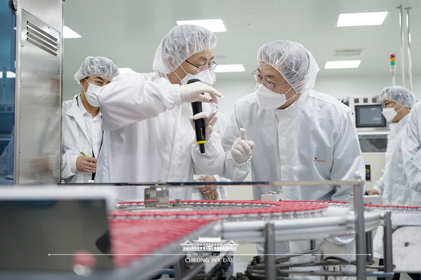 President Moon Jae-in (right) makes an inspection tour of the COVID-19 vaccine production factory of SK Bioscience in Andong, North Gyeongsang Province on Jan. 20.