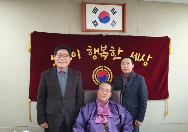 Chairman Kim Ho-il of the KSCA flanked on the left by Vice Chairman Song Na-ra of The Korea Post media, publisher of 3 English and 2 Korean-language news publications since 1985. On the right is CEO Kim Jung-nam of Fine International Co., Ltd., who presented masks to the KSCA.
