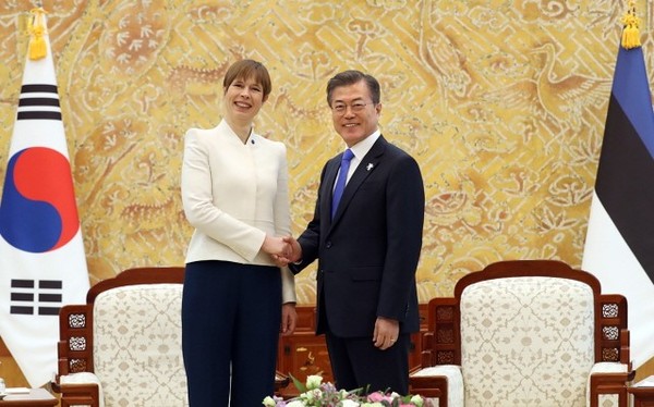 Kersti Kaljulaid, president of the Republic of Estonia, shakes hands with President Moon Jae-in (right) at  the Summit in 2018.