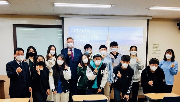 Marti MÄTAS (sixth from left), Chargé d’Affaires a.i of the Estonian Embassy in Seoul, meets with the students of Hankuk University of Foreign Studies.