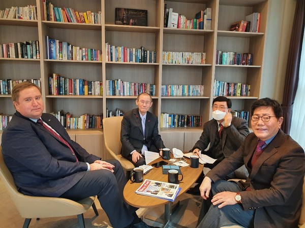 From left: CDA Matas of Estonia, Publisher-Chairman Lee of The Korea Post media, Editor Lee Kap-soo of The Korea Post and Vice Chairman Song Na-ra of The Korea Post.
