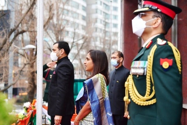 지난 1월 26일 인도 국경일 아침 대사관 앞 인도 국기계양대에서 스리프리야 란가나탄 주한 인도 대사(전면 좌측에서 두번째)와 대사관 무관 그리고 대사관 직원들이 인도 국기을 계양하고 부동자세를 취하고 있다.
