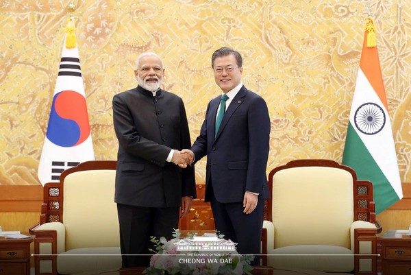 President Moon Jae-in (right) shakes hands with Prime Minister Narendra Modi of India at their meeting on Feb. 22, 2019.