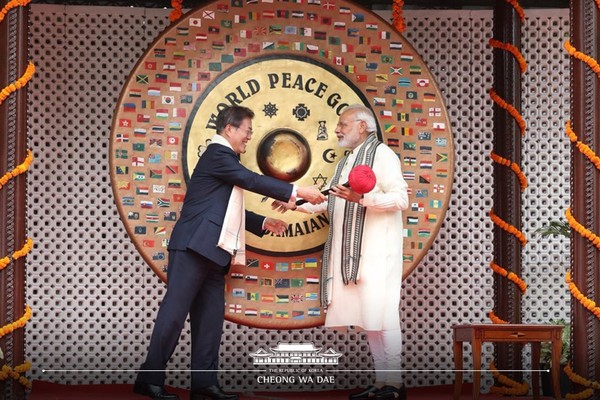 President Moon and Prime Minister Modi (left and right) attend a ceremony with a bright smile.