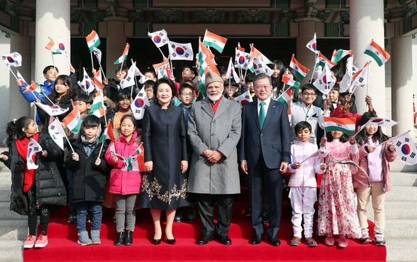 President Moon and First Lady Kim Jung-sook flank Prime Minister Modi of India on the right and left with children from the two countries.