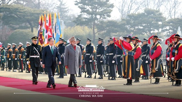 President Moon and Prime Minister Modi of India (second and third from left, foreground) are saluted by the erstwhile Korean military honor guards (right) together with the honor guards of today.