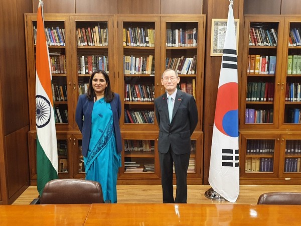 Ambassador Sripriya Ranganathan of India in Seoul (left) poses with Publisher-Chairman Lee Kyung-sik of The Korea Post media at an exclusive interview at her office at the Embassy of India in Seoul.