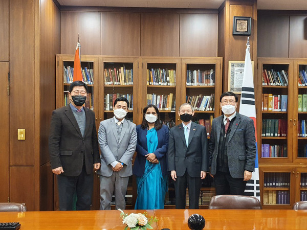 Ambassador Ranganathan of India in Seoul is flanked on her right by Publisher Lee Kyung-sik of The Korea Post media and 2nd Secretary Kriti Das Thokchom of the Embassy of India in Seoul.
