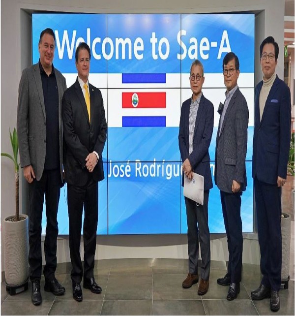 Mr. Alejandro Rodríguez Zamora, the Ambassador of Costa Rica in the Republic of Korea, meets with the President of the Board of Directors of Global Sae-A.