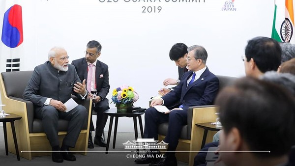문 대통령(좌에서 네번째)과 모디 인도 총리(좌)가 2019년 2월 22일 회동에서 양국 관계 추가 증진 방안을 논의하고 있다.