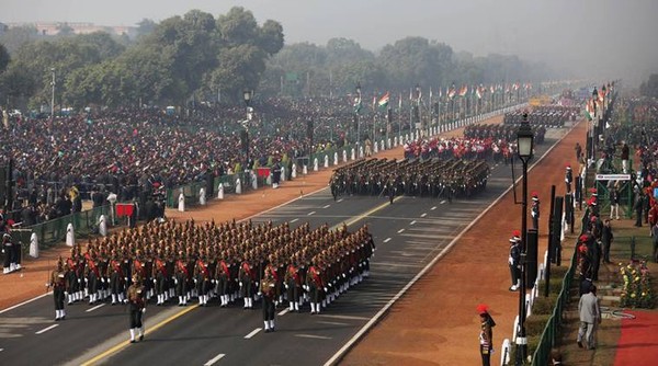 인도 수도에서 열린 웅장하고 화려한 공화국의 날 퍼레이드는 많은 인도인들이 인도 문으로 모여들었다.