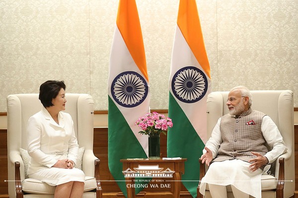 영부인 김정숙 여사(왼쪽)가 인도 방문 중 인도의 모디 총리를 만나고 있다.