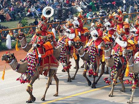공화국의 날은 인도의 국경일로, 매년 1월 26일에 기념되며, 행사의 일환으로, 낙타를 탄 군인들이 행진하고 있다.