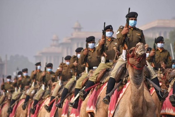 뉴델리에서 열린 2021년 공화국의 날 퍼레이드 리허설에서 인도 국경경비대가 낙타를 타고 행진하고 있다.