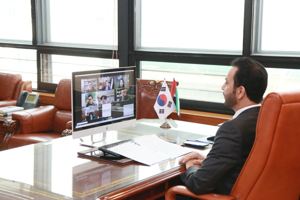 ‘압둘라 사이프 알누아이미’ 주한 UAE 대사가 화상 회의를 하고 있다.