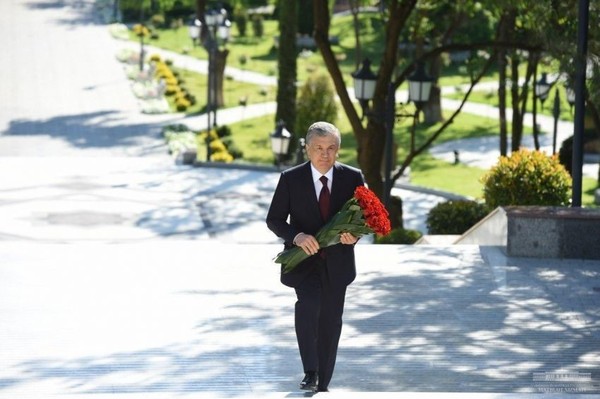 President of the Republic of Uzbekistan Shavkat Mirziyoyev lays flowers at the statue of Alisher Navoi during his visit to the Alley of Writers in Tashkent, May 5, 2020.