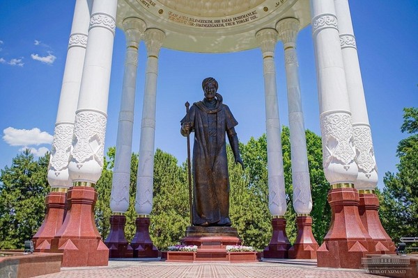 A monument to Alisher Navoi in the Alley of Writers in Tashkent