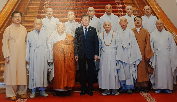 Photo shows Chief Abbot Venerable Hongpa of the Naksan-sa Buddhist Tempe in Seoul (fifth from left, front row) with President Moon Jae-in (fourth from left, the same row) with the Buddhist leaders of Korea. Chief Abbot Wonhaeng of the Korean Buddhist Jogye Order is seen third from left, the same row.