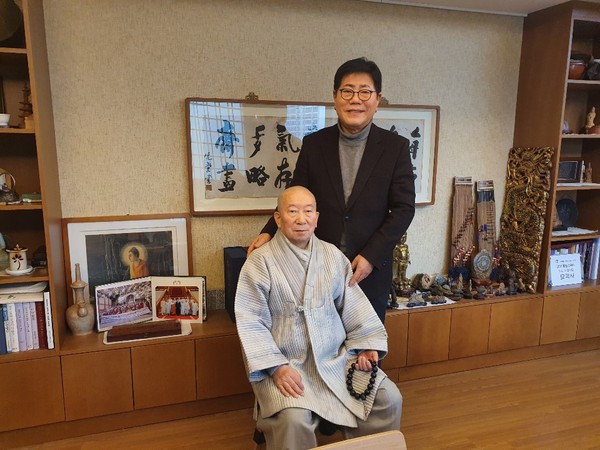 Venerable Hongpa seated with Vice Chairman Song Na-ra of The Korea Post media, publisher of 3 English and 2 Korean-language news publications since 1985.