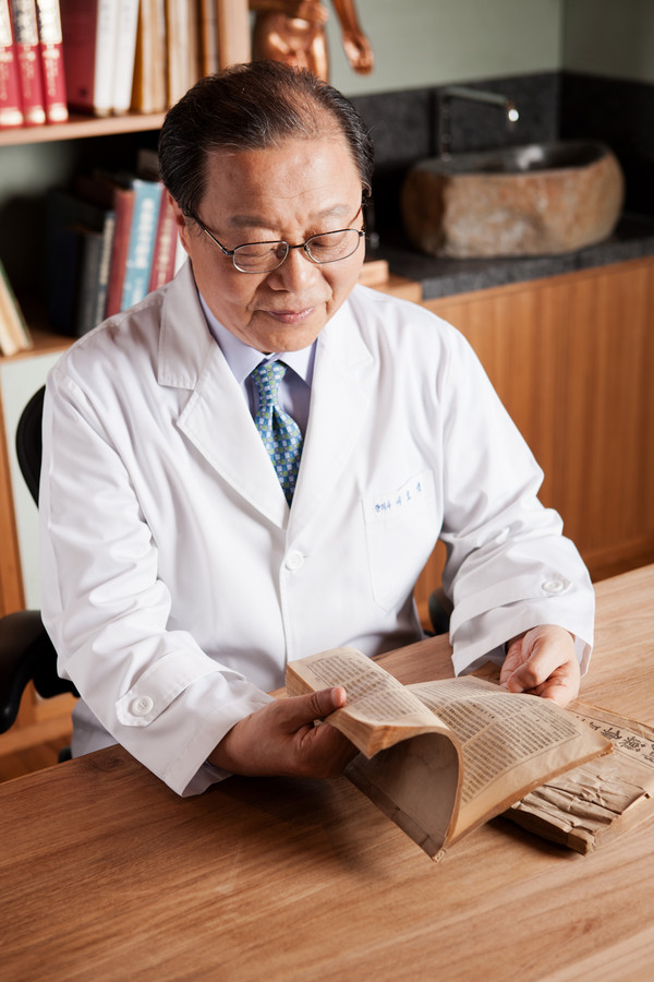 Director Seo reads a book. He extensively studied Oriental medicine.