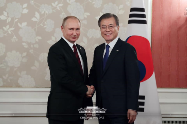 Russian President Vladimir Putin (left) meets with Korean President Moon Jae-in at the Korea-Rusia Summit held in Osaka on June 29, 2019.