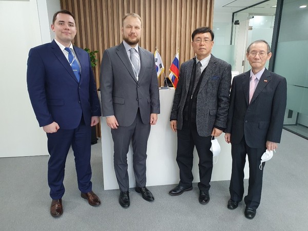 Oleg Pirozhenko (second from left), head of the Economy Division of the Trade Representation of the Russian Federation in Seoul, poses with Lee Kyung-shik (second from right), chairman-publisher of the Korea Post media, and Lee Kap-soo, managing editor of the Korea Post, at the federation office in Seoul on March 5.