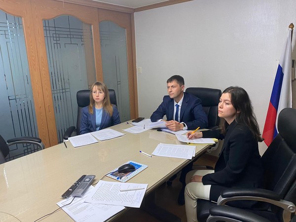 ​Trade Representative of Russian Federation in the Republic of Korea Alexander Masaltsev and employees of the Trade Representation during a video-conference with Russian exporting companies​