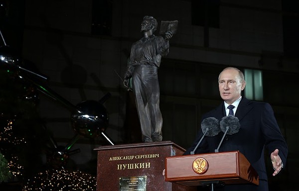서울에서 열린 알렉산드르 푸시킨 기념비 개관식에서 연설하는 블라디미르 푸틴 러시아 연방 대통령