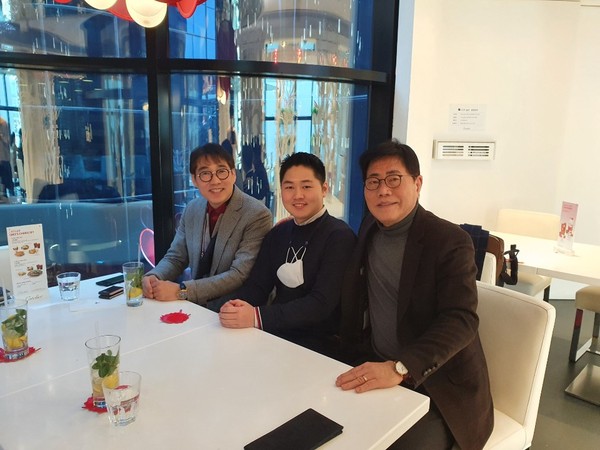 Chairman Lee Kwang-yeon of Pasifik Korea (left) poses with Mike Jepong-Ho Kim (head of International Trading Department of Indonesia and Vice Chairman Song Na-ra of The Korea Post media.