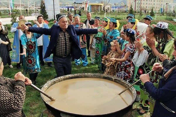 The process of cooking Sumalak in Uzbekistan