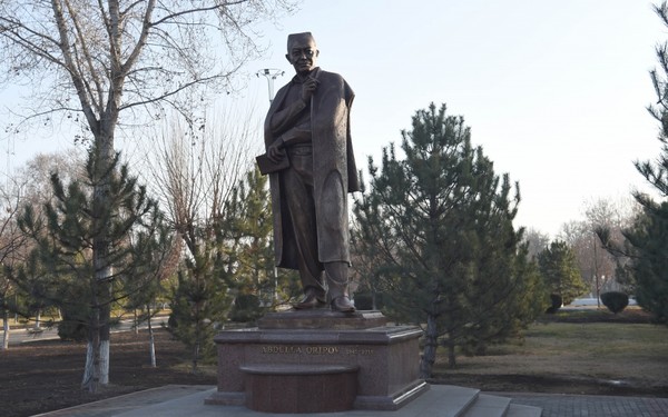 A statue of Abdulla Оripov in the Alley of Writers in Tashkent