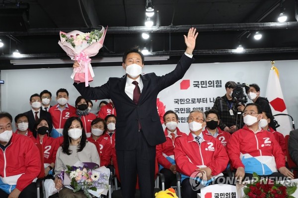 Oh Se-hoon, the candidate of the People Power Party, is delighted to receive a bouquet of flowers after winning the Seoul mayoral election at the party headquarters in Yeouido, Seoul, on April 8.