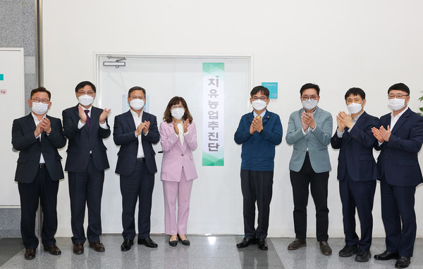 Hur Tae-woong (fourth from right), administrator of the Rural Development Administration (RDA), and participants are holding a signboard ceremony for the Healing Agriculture Promotion Team at the Yeonchan Hall of the RDA in Jeonju, Jeollabuk-do, on April 6.