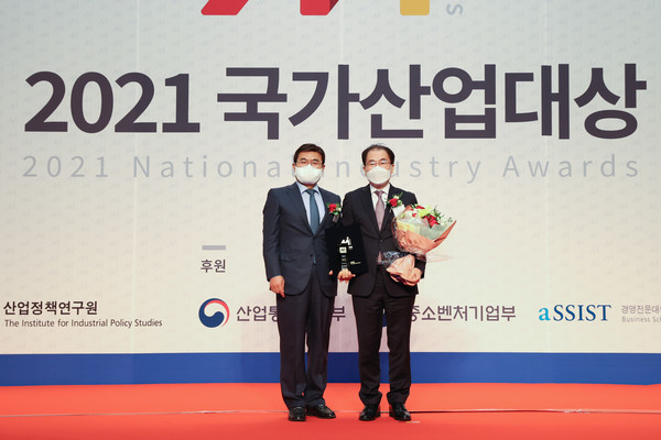 2021 국가산업대상 동반성장부문 2년 연속 대상 수상,이승(오른쪽) 한국가스공사 경영관리부사장 