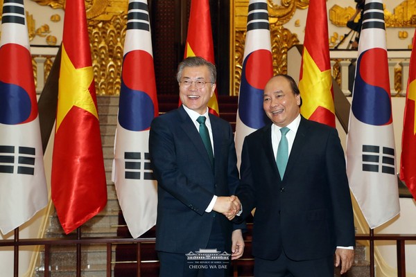 President Moon Jae-in (left) and Vietnamese President Nguyen Xuan Phuc take a photo before the summit meeting at Cheong Wa Dae on November 27, 2019.