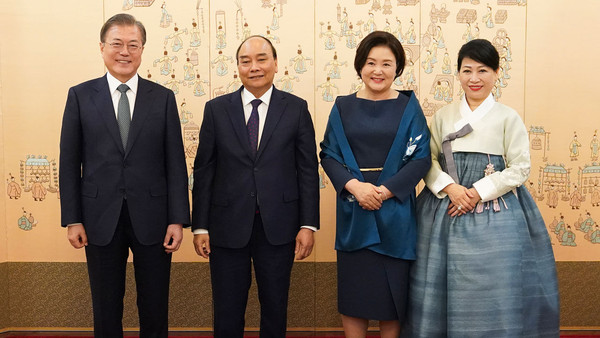 President Moon Jae-in (left) and First Lady Kim Jung-sook (third from left) pose for the camera at a welcome dinner at Cheong Wa Dae on August 27, 2019. From left, President Moon, Vietnamese President Nguyen Xuan Phuc, First Lady Kim Jung-sook, and Vietnamese First Lady.