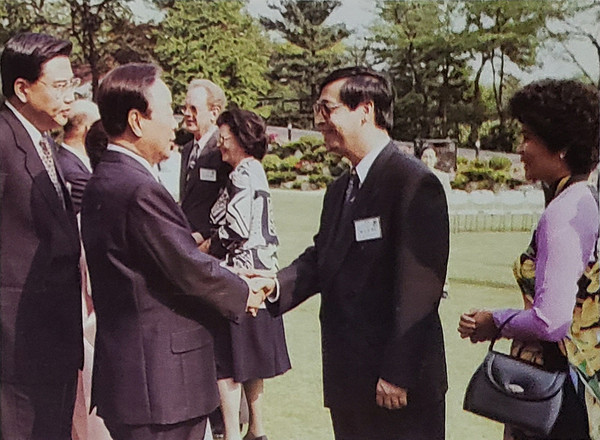 The then President Kim Young-sam, left, with the then Ambassador. and Mrs.Nguyen Phu Binh, right