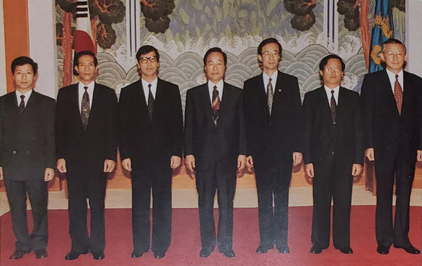 The then President Kim Young-sam, center, poses with the then Minister of Foreign Affairs Han Sung Joo, third from right, and with the then Ambassador. Nguyen Phu Binh of Vietnam in Seoul, third from left.