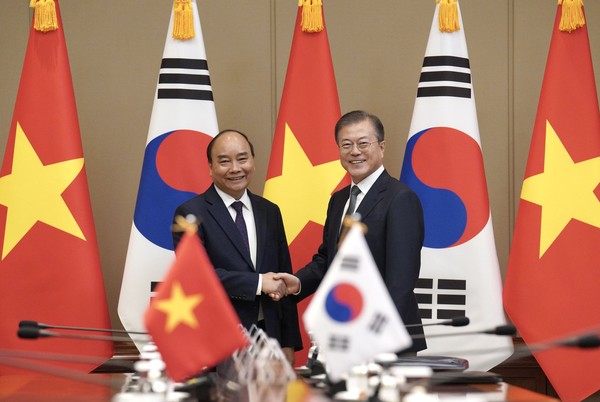 President Moon Jae-in (right) shakes hands with Vietnamese President Nguyen Xuan Phuc before holding a summit at Cheong Wa Dae on Nov. 27, 2019.