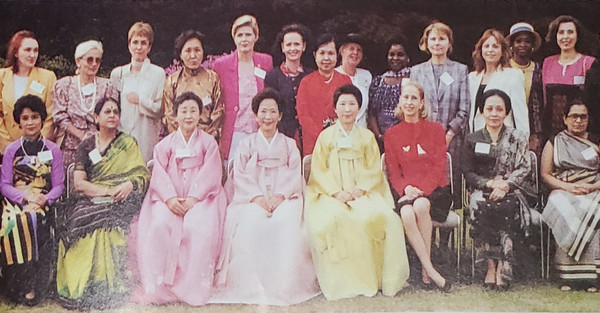 The then First Lady Son Myoung-soon, fourth from the left,  front row, poses with Mrs. Nguyen Phu Binh, wife of the then ambassador of Vietnam in Seoul, second fromt left, front row, with the wives of the other ambassadors.