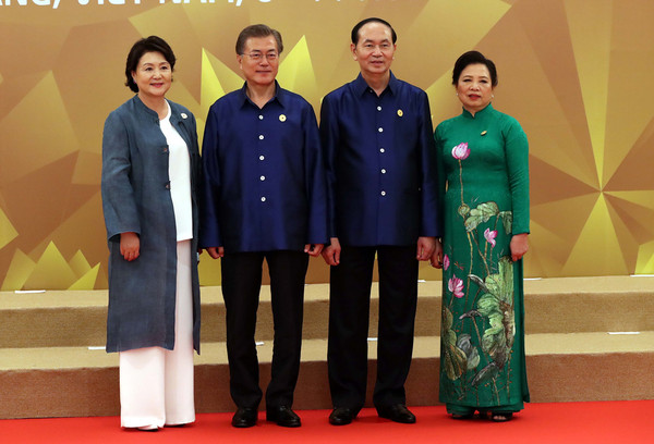 President Moon Jae-in (second from left) and First Lady Kim Jung-Sook (left) attend the Asia Pacific Economic Cooperation (APEC) Gala Dinner held at the Grand Ballroom of the Sheraton Hotel in Danang, Vietnam on Nov. 10, 2017, taking a commemorative photo with the then Vietnamese President Tran Dai Quang (third from left) and his wife.