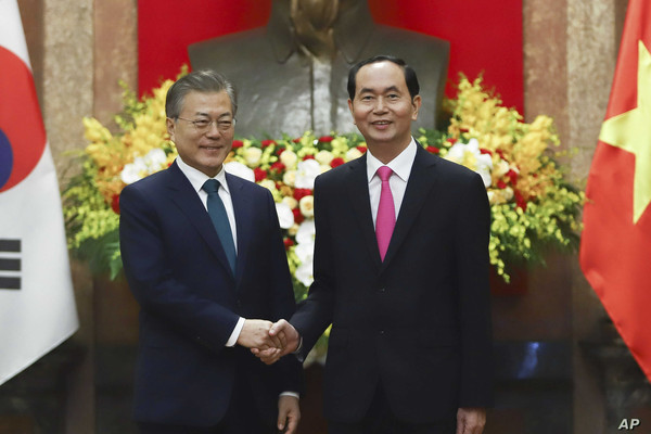 President Moon Jae-in (left) shakes hands with the then Vietnamese President Tran Dai Quang at the Sheraton Hotel in Danang, Vietnam on Nov. 10, 2017.