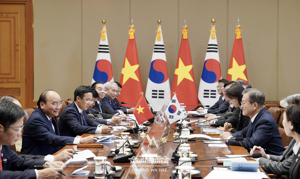 President Moon Jae-in (right) and his Vietnamese counterpart hold a summit meeting at Cheong Wa Dae in Seoul.