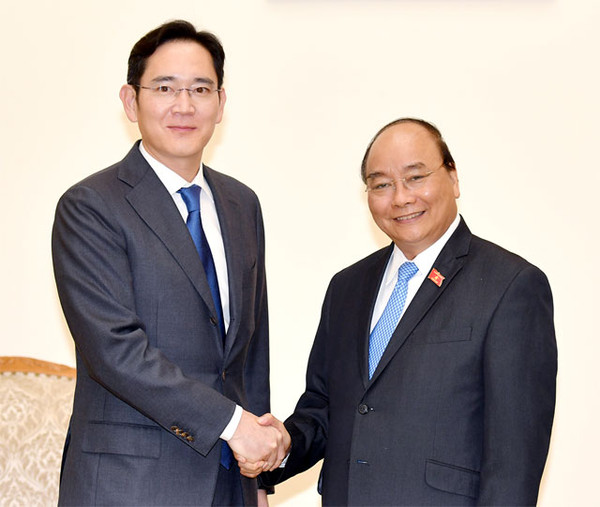 Samsung Electronics Vice Chairman Lee Jae-yong (left) shakes hands with Vietnamese President Nguyen Xuan Phuc in Hanoi, Vietnam on Oct. 30, 2018.