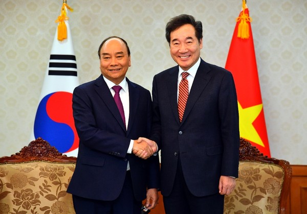 Prime Minister Lee Nak-yeon(right) meets with Vietnamese President Nguyen Xuan Phuc at the Seoul Government Complex in Sejong-ro, Seoul on November 28, 2019.