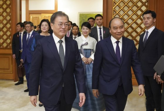 President Moon Jae-in (left, forefront) and Vietnamese President Nguyen Xuan Phuc (right) walk to attend an official dinner at Cheong Wa Dae on November 27, 2019.