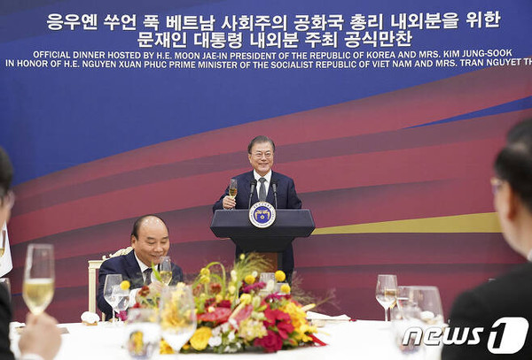 문재인 대통령이 19년 11월 27일 청와대에서 응웬쑤언 푹 베트남 수상 내외와의 공식만찬에서 만찬사를 하고 있다.