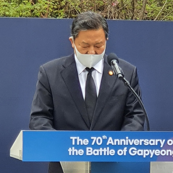 Minister Hwang Ki-chul of Veterans Administration of Korea speaks to the guests at the meeting in memory of the gallantry of the soldiers of Britain, Canada, Australia, and New Zealand.